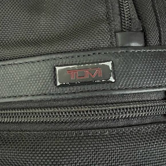 Tumi Alpha 2 Compact Large Screen Laptop Briefcase - Picture 2 of 16